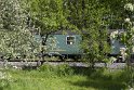 Durchfahrt der Lößnitzgrundbahn hinter Gärten in Berbisdorf