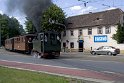 Querung der Straßenbahnschinen mit historischem Zug ...