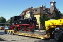 Schmalspur-Dampflok auf Reisen im Straßenverkehr